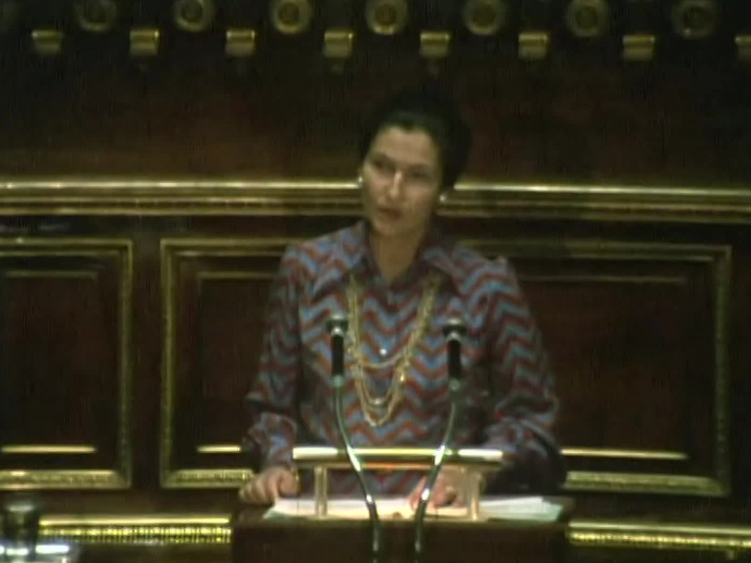 Simone Veil parle à la tribune du Sénat INA