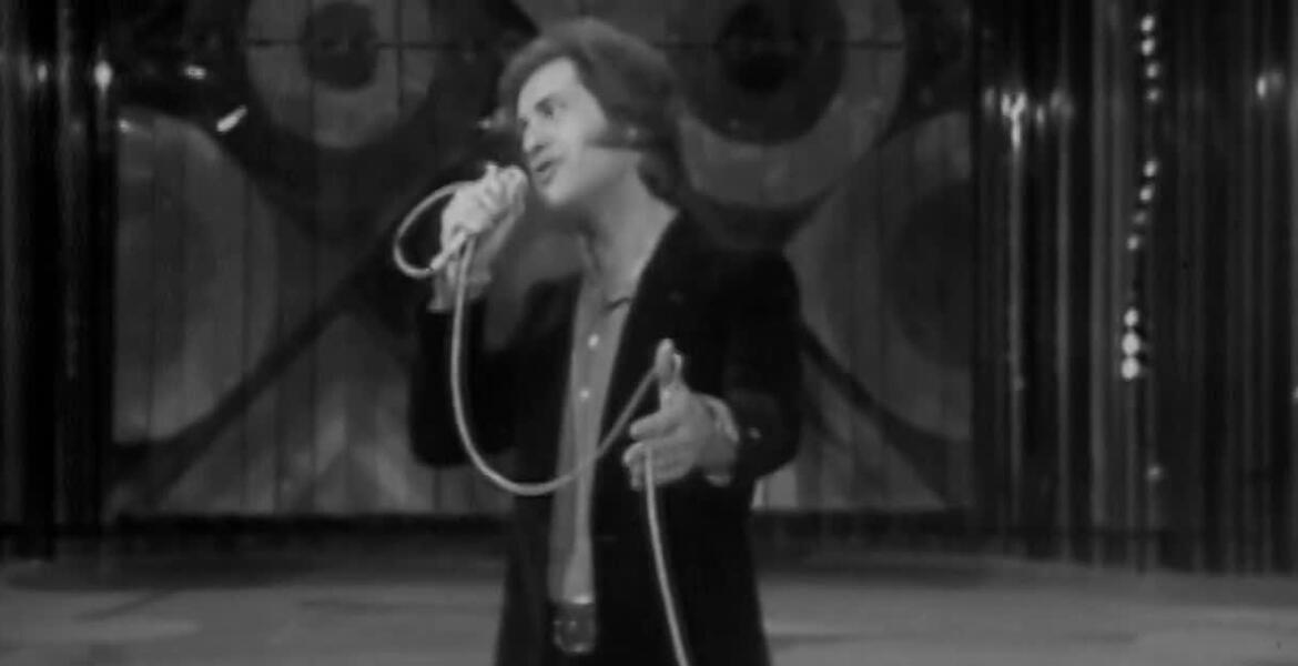 «Au soleil, sous la pluie, à midi ou à minuit», Joe Dassin chante