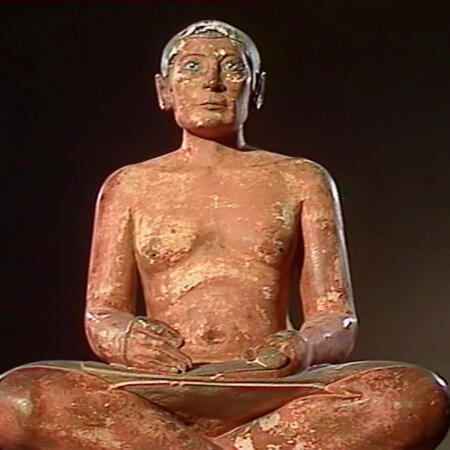 Le Caire, Égypte, 1er février 2025 : Statue de scribe égyptien assis à