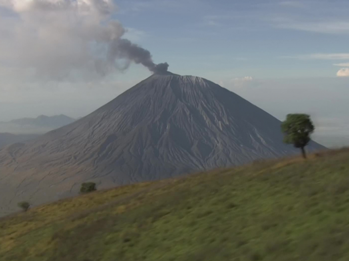 Tanzanie volcan, fumée et cratère INA — free download