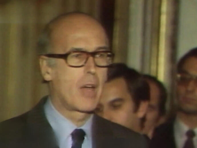 Valéry Giscard d'Estaing décore Eric Tabarly de la médaille