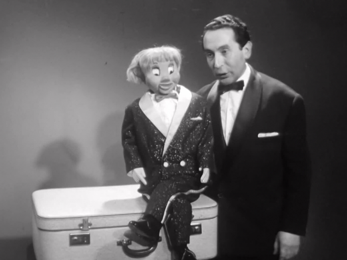 Le ventriloque et sa marionnette étaient à l'espace des