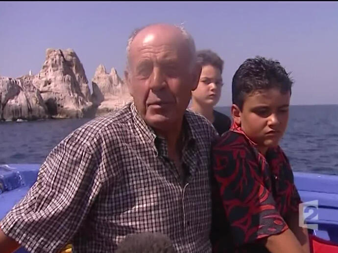 Hommage en mer, au large de Marseille, à l'aviateur Saint Exupéry | INA