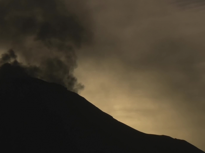 Tanzanie volcan, fumée et coucher de soleil INA — free download