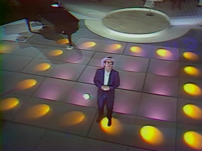 Elton John "Je veux de la tendresse" et au piano "Song for guy" INA