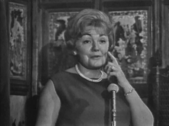 Sketch d'Anne Marie Carrière L'idiote INA