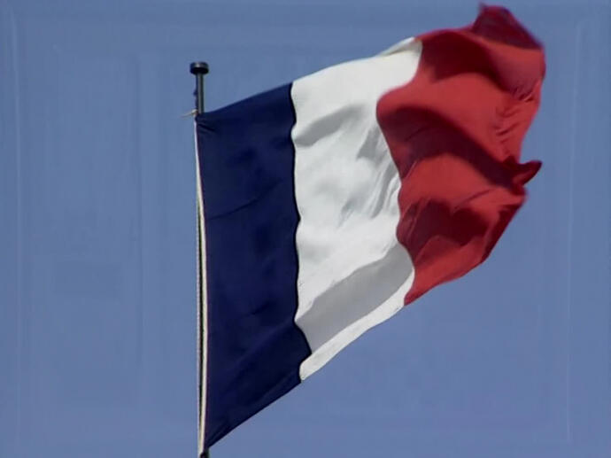 Pourquoi Emmanuel Macron a changé la couleur du drapeau français 