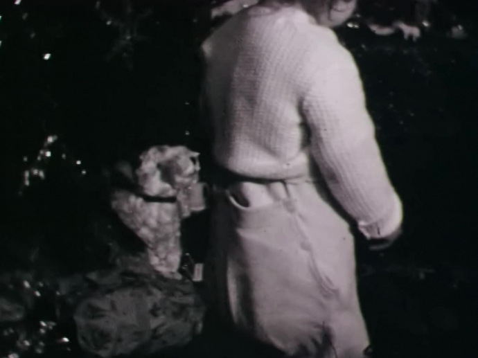 Une petite fille devant le sapin de Noël