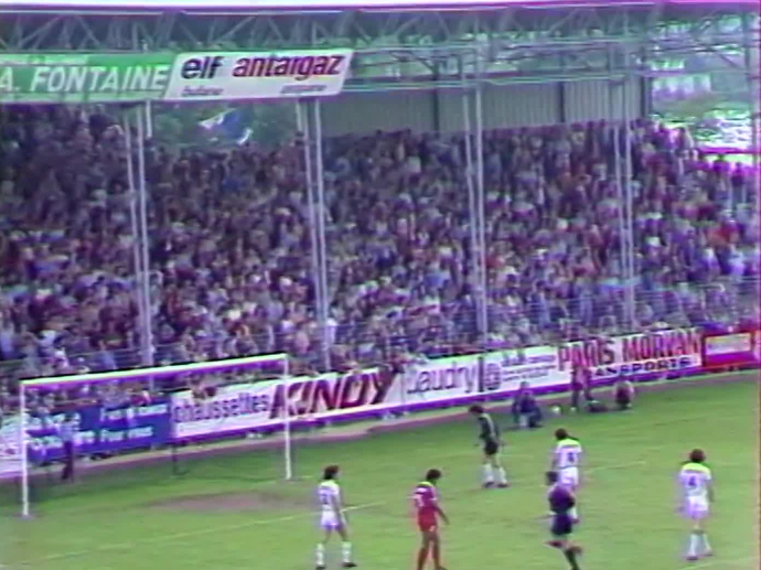 France Football Du 20 Septembre 1983 - Auxerre, Schumacher, Zico, Bossis, Girard