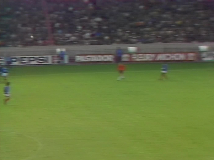 b)FRANCE FOOTBALL du 4/08/1981; Didier SIX/ Lyon/ Rocher-St Etienne