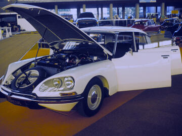 <p>Exposition de la Citroën DS spécial au Salon de l'automobile de Paris en 1972. Crédits :&nbsp;&nbsp;Aimé&nbsp;Dartus.</p>
