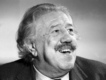 Michel Simon, regard débonnaire et sourire joyeux : « L’homme pourrait être heureux sur cette planète s’il imitait les bêtes ». Crédits : Jean-Claude Pierdet. 1966.