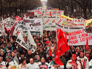 <p>Le 16 décembre 1995 à Paris. Crédits : AFP/STF</p>
