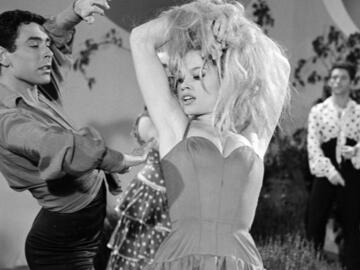 <p>Brigitte Bardot danse un flamenco. Soirée du 31 décembre 1958. Philippe Bataillon (Photographe).</p>