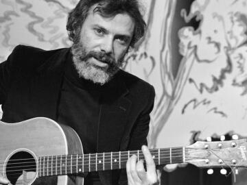 <p>Georges Moustaki sur le plateau de l'émission télévisée "L'invité du dimanche". 1969. Photographe : Aimé Dartus.<br />
</p>