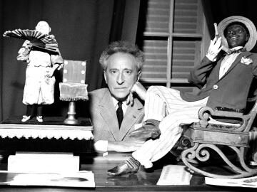 Jean Cocteau chez lui à l'occasion du tournage de l'émission «&nbsp;Gros plan». 1960. Crédits : Philippe Bataillon.
