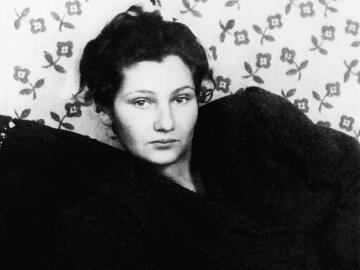 <p>Une photo de Simone Veil, sans doute prise vers 1940. Il s'agit de l'illustration du podcast et du livre S<em>eul l’espoir apaise la douleur</em><em>. </em>Crédits : Archives familiales.</p>