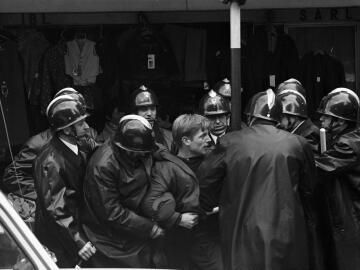 Un manifestant maintenu par les forces de l'ordre lors d'une manifestation contre la guerre au Vietnam le 15 novembre 1969. Crédits : Aimé Dartus.