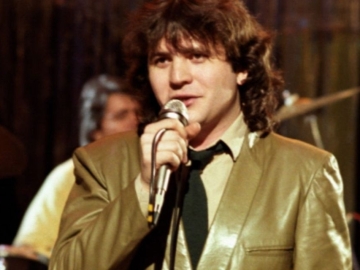 Daniel Balavoine chante sur le plateau de l'émission de variétés "Stars". 20/02/1981. (INA. Photographe : Jean-Claude Pierdet)
