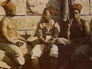 <p>Montage de photos noir et blanc et d'autochromes de tirailleurs sénégalais.</p>