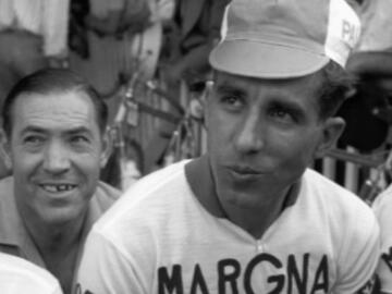 <p>Federico Bahamontes, «L'aigle de Tolède» avant le départ d'une étape du Tour de France. Photographe : Daniel Fallot. 25/06/1962</p>