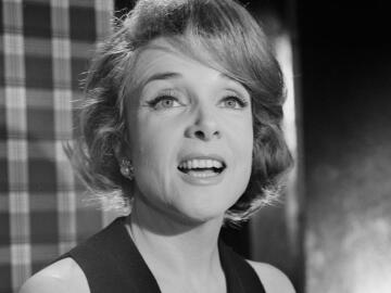 <p>L'actrice Micheline Presle participant à l'émission télévisée "Il faut qu'une porte". 1963.</p>
