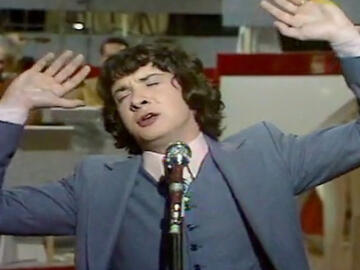 <p>Michel Sardou dans l'émission « Podium 70 » du 9 mai 1970.</p>