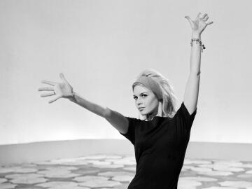 Quand Roger Vadim voit Brigitte Bardot la première fois, il lui vient à l’esprit cette phrase de Balzac&nbsp;: «L'élégance est&nbsp;de&nbsp;paraître ce que l'on est».&nbsp; Crédits :&nbsp;Philippe Bataillon. 1966.
