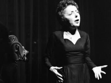 <p>Édith Piaf à l'Olympia pendant le tournage d'un reportage pour l'émission « Cinq colonnes à la une ». 29 mai 1962.</p>