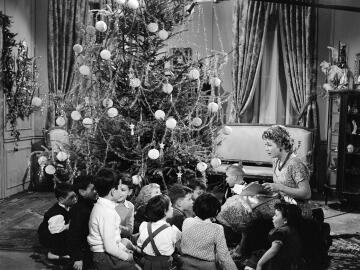 Jacqueline Joubert fête Noël avec des enfants devant les caméras de l'ORTF en 1955. Crédits :&nbsp;Gérard Landau.