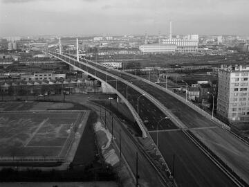 <p>Vue sur le pont Massena au-dessus des rails près de la porte de Vitry, lors du chantier du construction du boulevard périphérique. Crédits : Aimé Dartus.</p>
