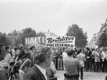 <p>Une manifestation de journalistes à Paris, le 4 juin 1971. Crédits : INA / Jean-Baptiste Servant.</p>