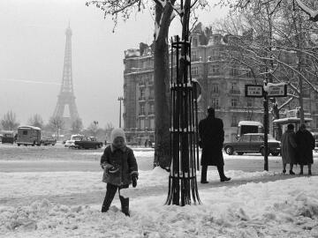 La forte chute de neige du 11 janvier 1966 avait paralysé la capitale. Crédits : INA.