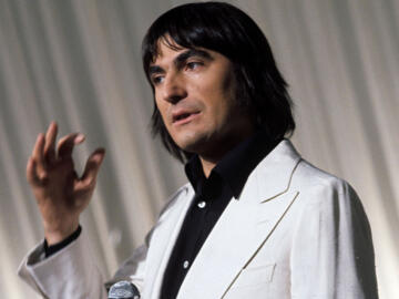 <p>Serge Lama dans l'émission de variétés "Numéro Un" le 13 octobre 1976</p>