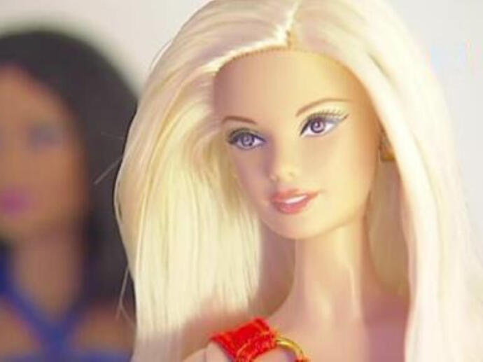 Vidéo pour fille sur la vie des poupées. Barbie et ses filles s